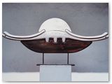 Skulptur mit lateinischer Schrift